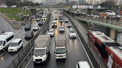 İstanbulda hava yağışlı Trafik çilesi sürüyor